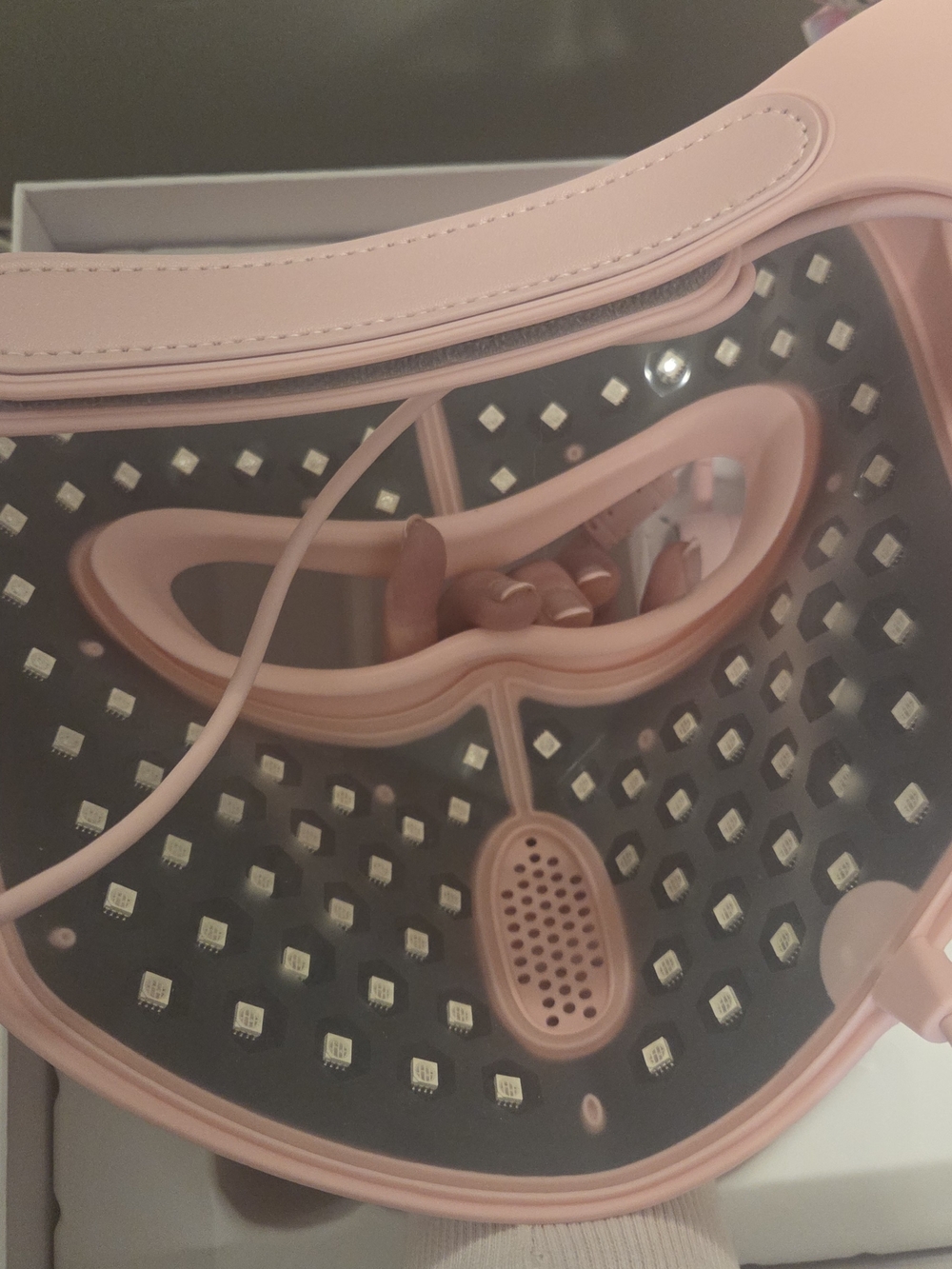 LOVERY 4D LED Light Therapy Mask - Pink - Picture 6 of 10